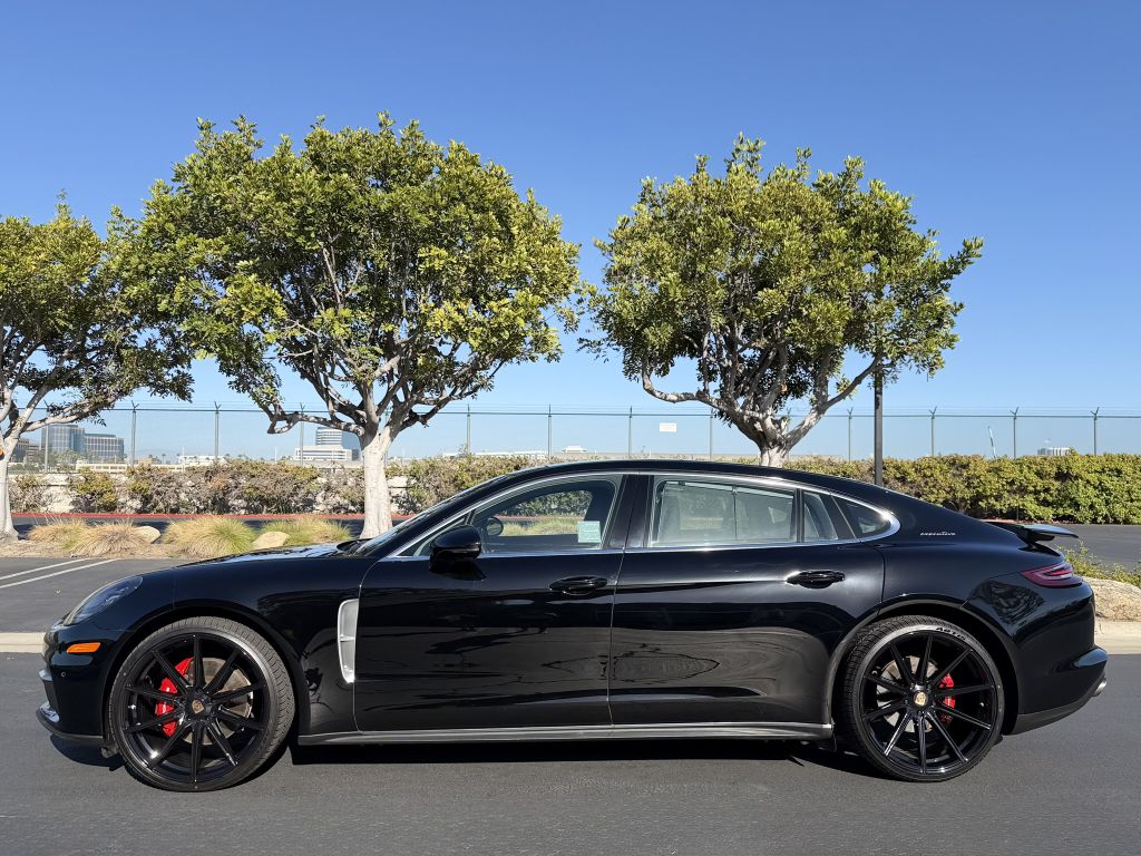 Photo 3 of this PORSCHE PANAMERA