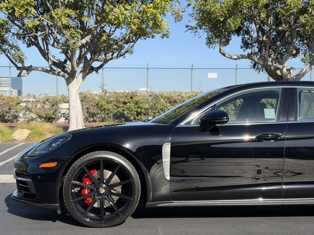 Photo 4 of this PORSCHE PANAMERA