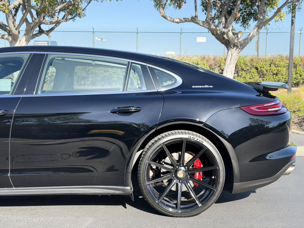Photo 5 of this PORSCHE PANAMERA