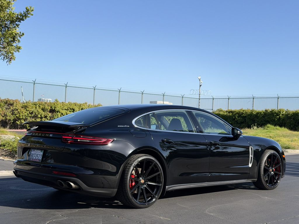 Photo 11 of this PORSCHE PANAMERA