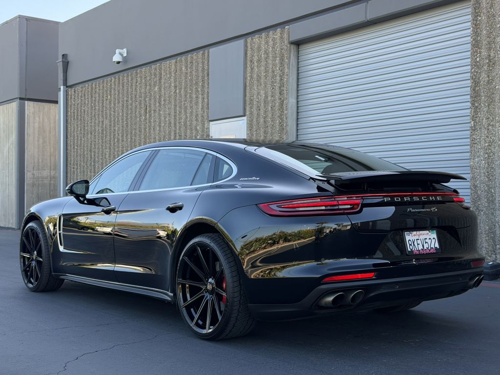Photo 13 of this PORSCHE PANAMERA