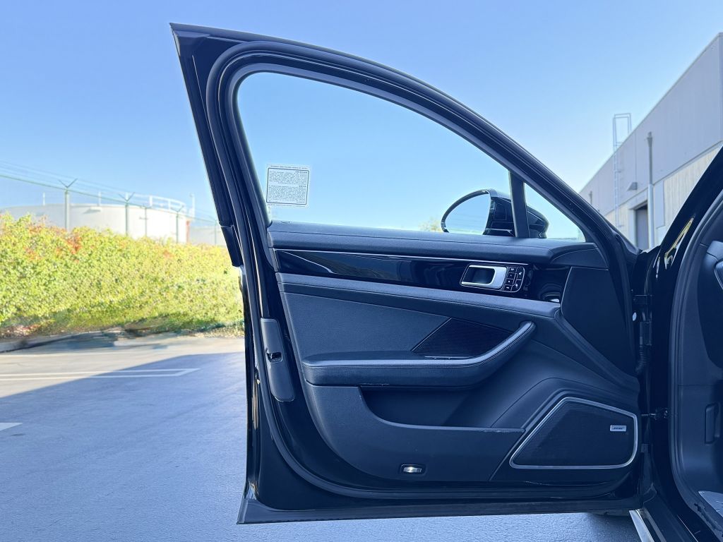 Photo 19 of this PORSCHE PANAMERA