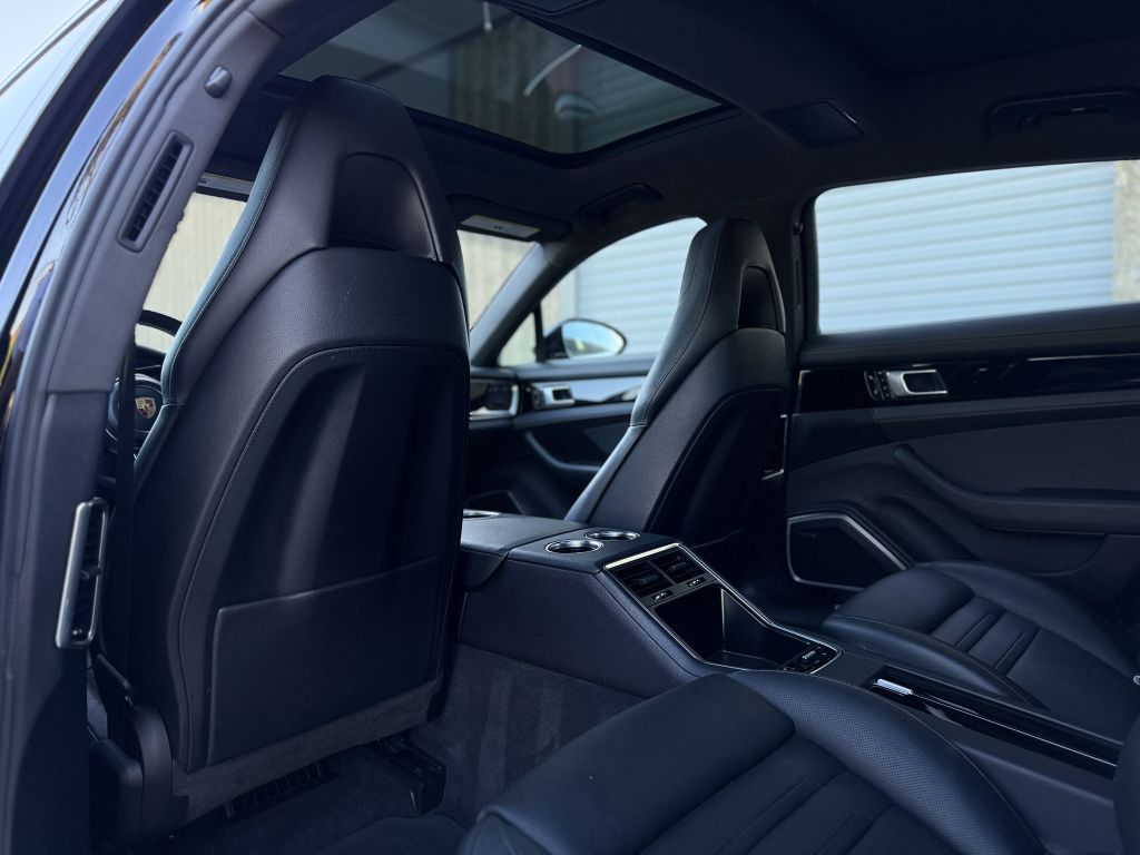Photo 23 of this PORSCHE PANAMERA