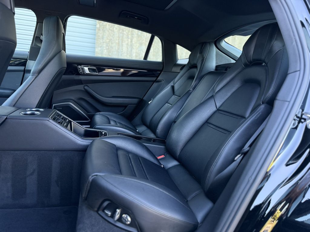 Photo 25 of this PORSCHE PANAMERA