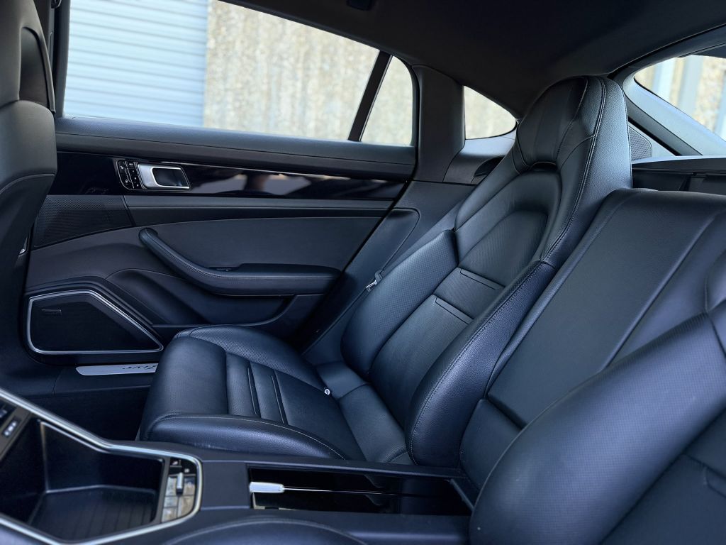 Photo 26 of this PORSCHE PANAMERA