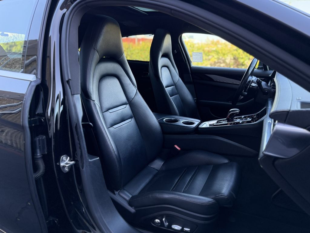 Photo 29 of this PORSCHE PANAMERA