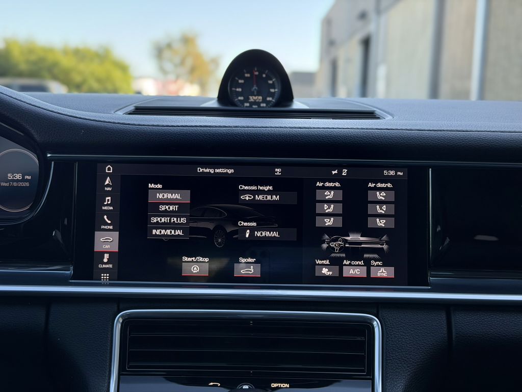 Photo 32 of this PORSCHE PANAMERA