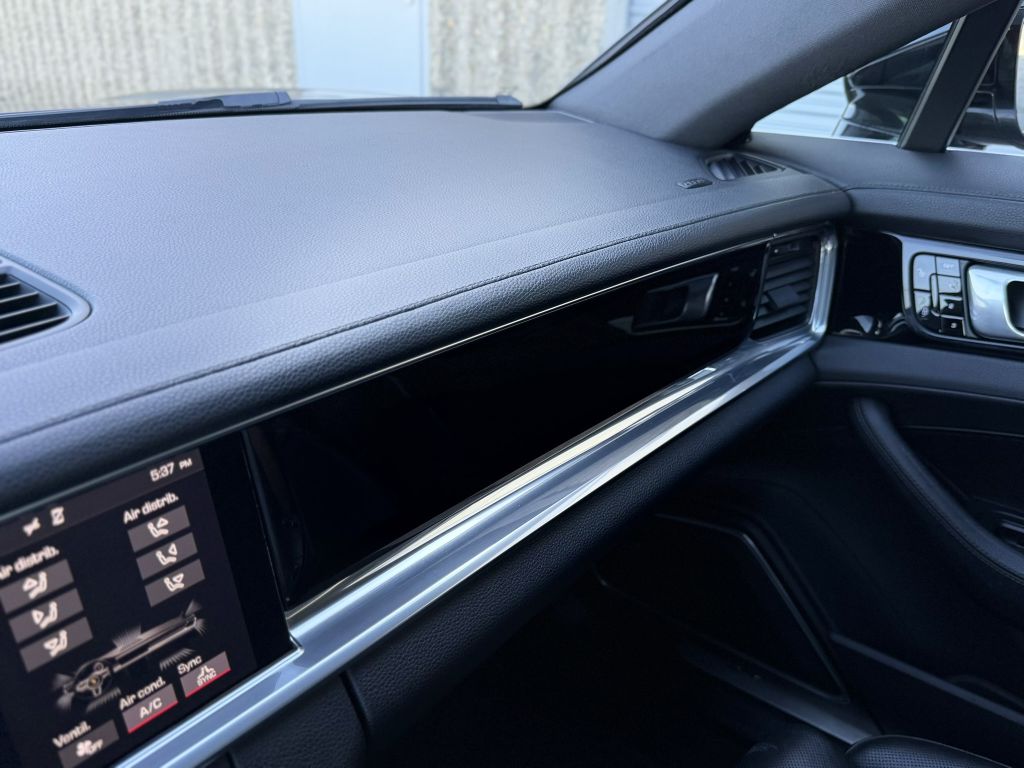Photo 36 of this PORSCHE PANAMERA