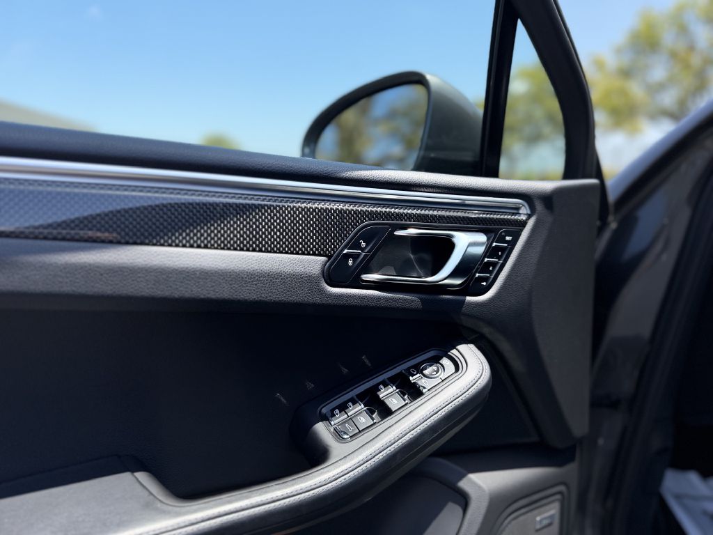 Photo 9 of this PORSCHE MACAN