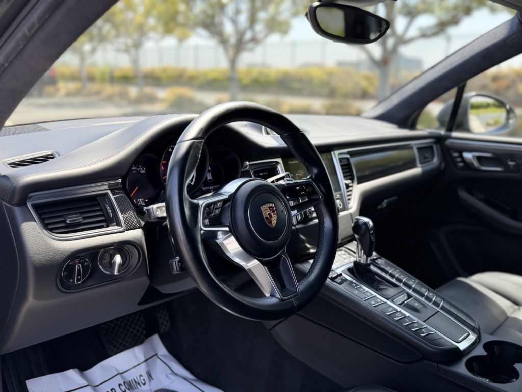 Photo 10 of this PORSCHE MACAN
