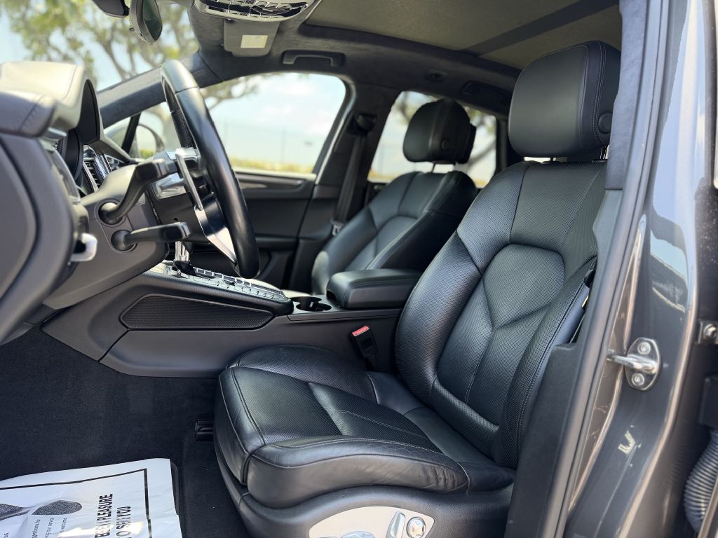 Photo 11 of this PORSCHE MACAN