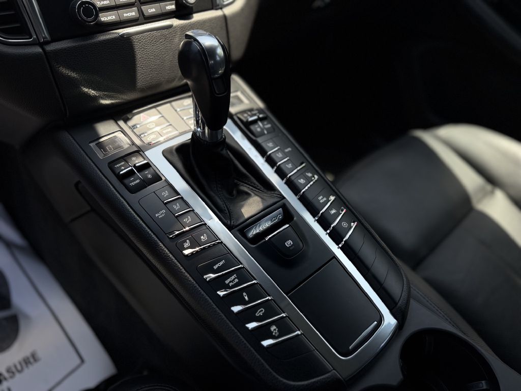 Photo 12 of this PORSCHE MACAN