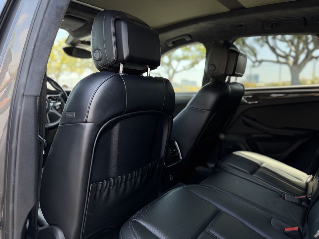 Photo 13 of this PORSCHE MACAN