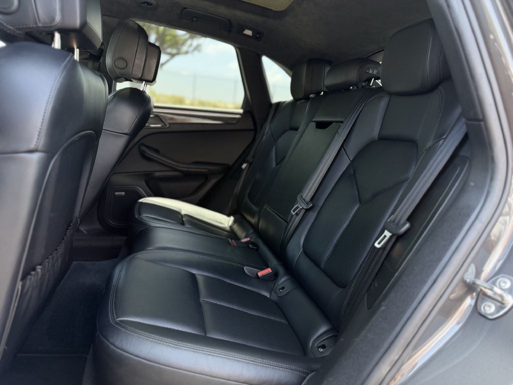 Photo 14 of this PORSCHE MACAN