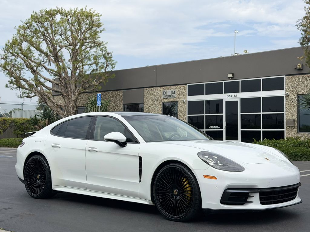 Photo 4 of this PORSCHE PANAMERA