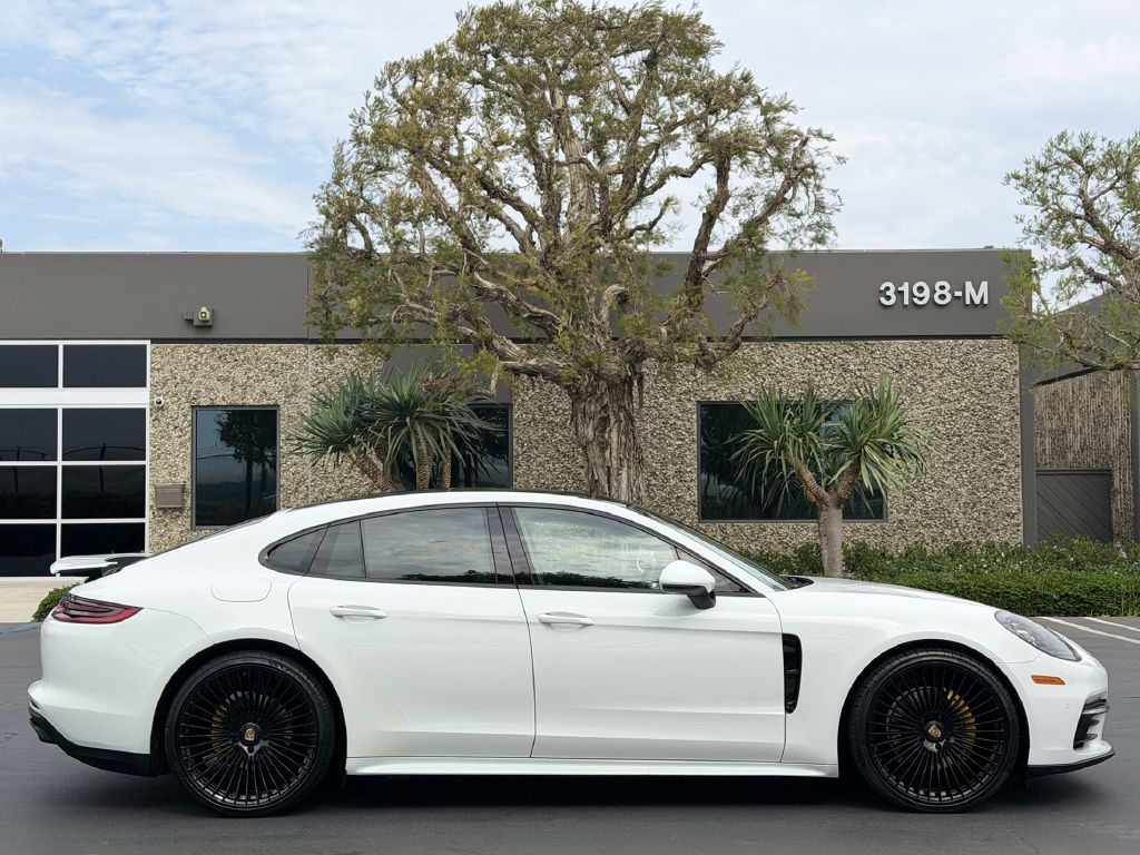 Photo 5 of this PORSCHE PANAMERA