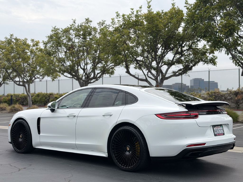 Photo 8 of this PORSCHE PANAMERA