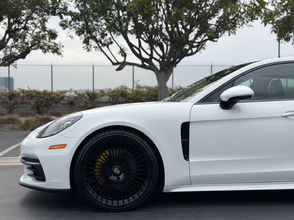Photo 10 of this PORSCHE PANAMERA