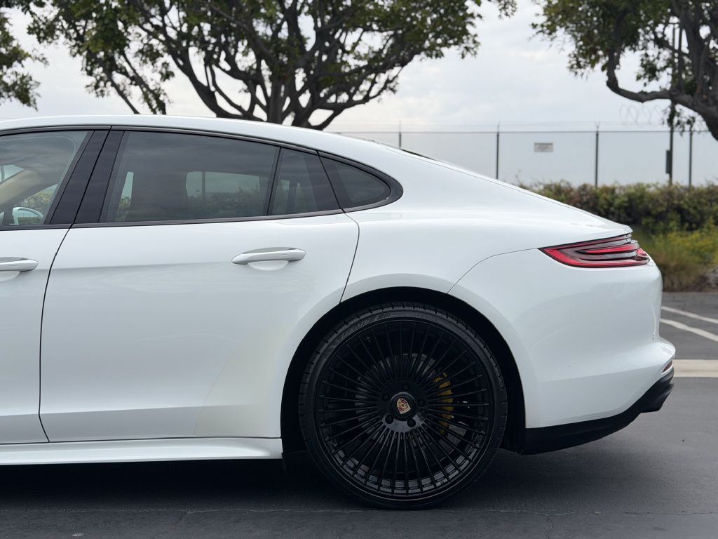 Photo 11 of this PORSCHE PANAMERA