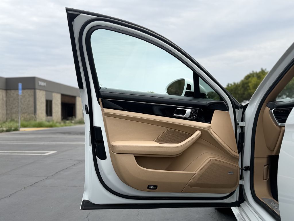 Photo 12 of this PORSCHE PANAMERA