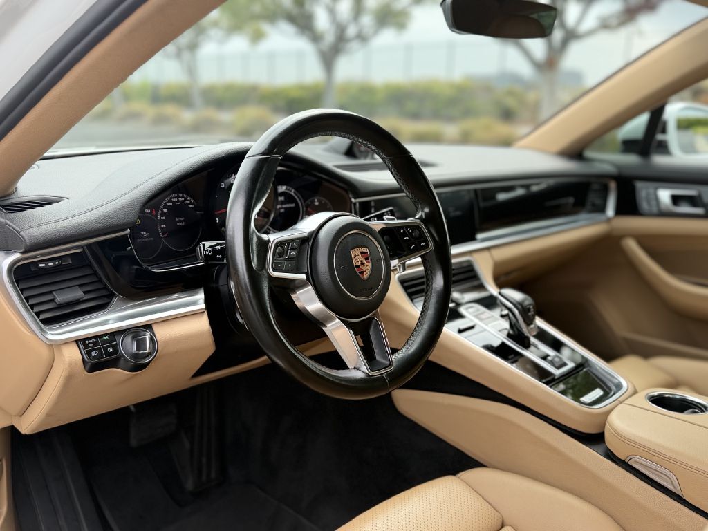 Photo 13 of this PORSCHE PANAMERA
