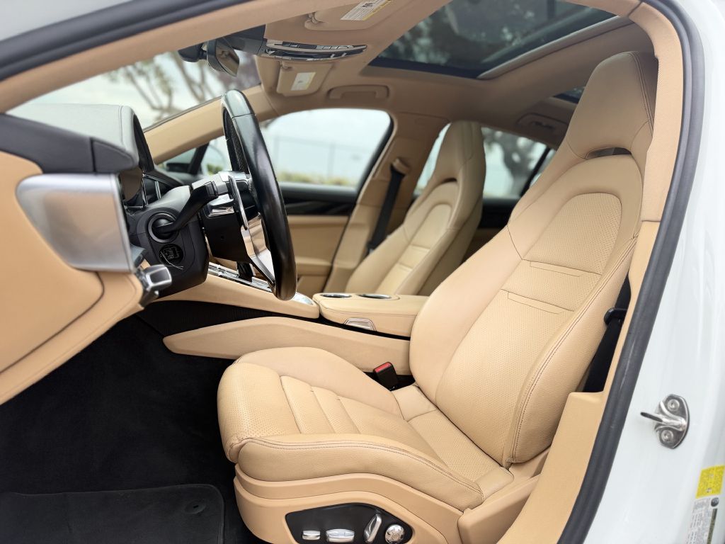 Photo 14 of this PORSCHE PANAMERA