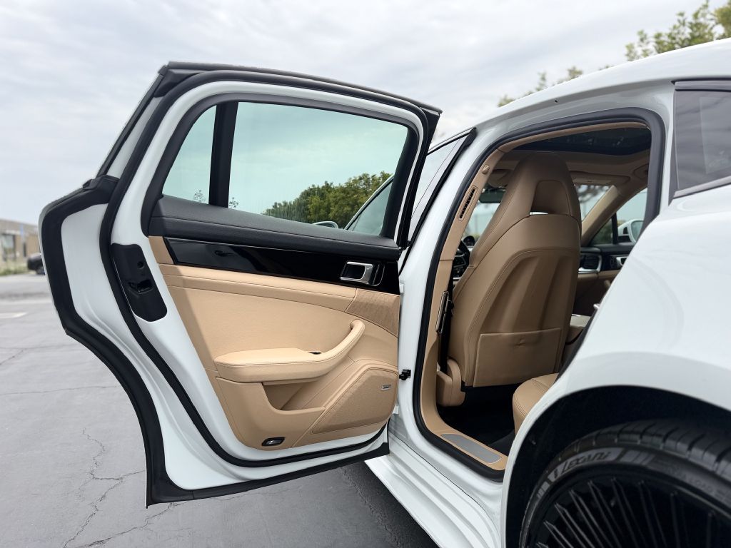 Photo 15 of this PORSCHE PANAMERA