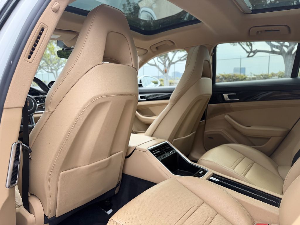 Photo 16 of this PORSCHE PANAMERA
