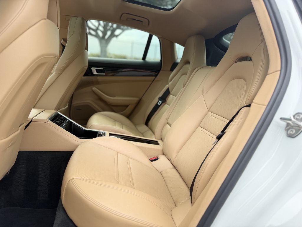 Photo 17 of this PORSCHE PANAMERA