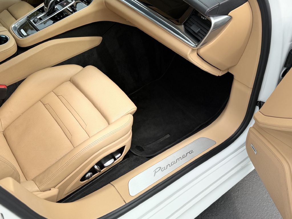 Photo 19 of this PORSCHE PANAMERA