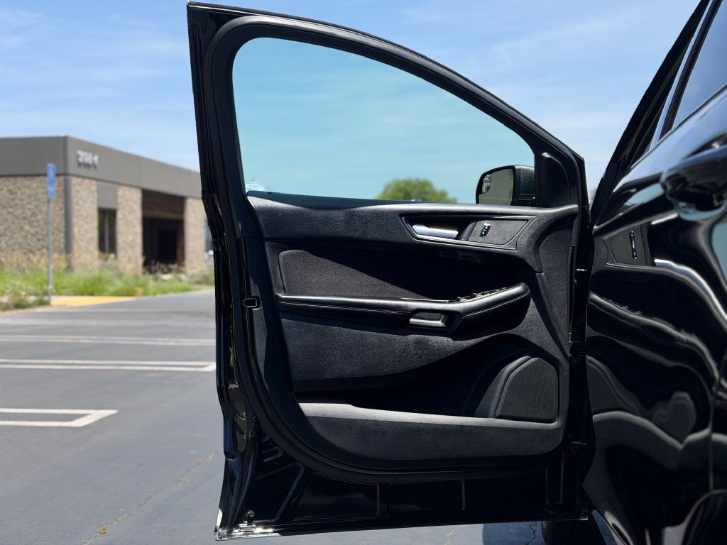 Photo 8 of this FORD EDGE