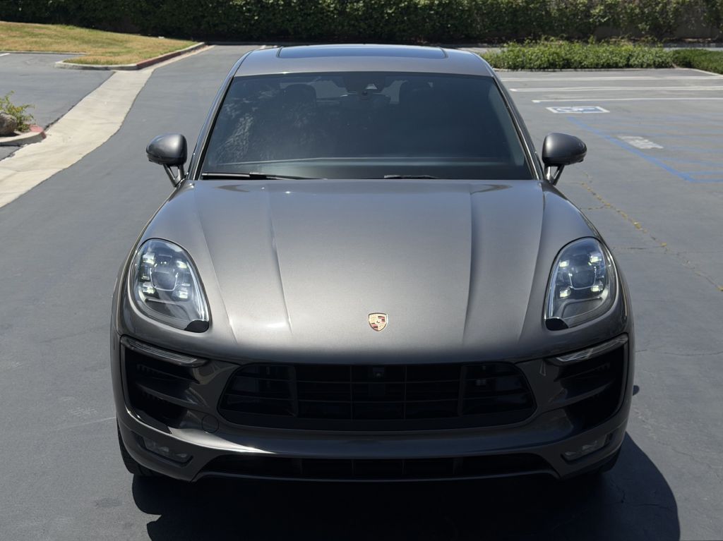 Photo 2 of this PORSCHE MACAN