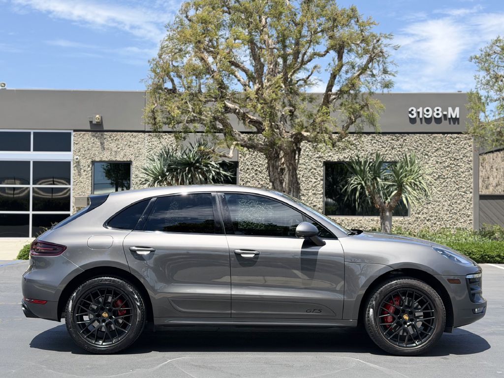 Photo 4 of this PORSCHE MACAN
