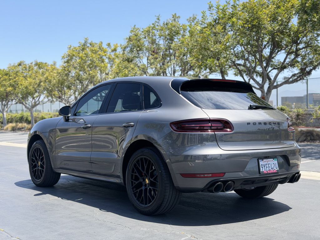 Photo 7 of this PORSCHE MACAN