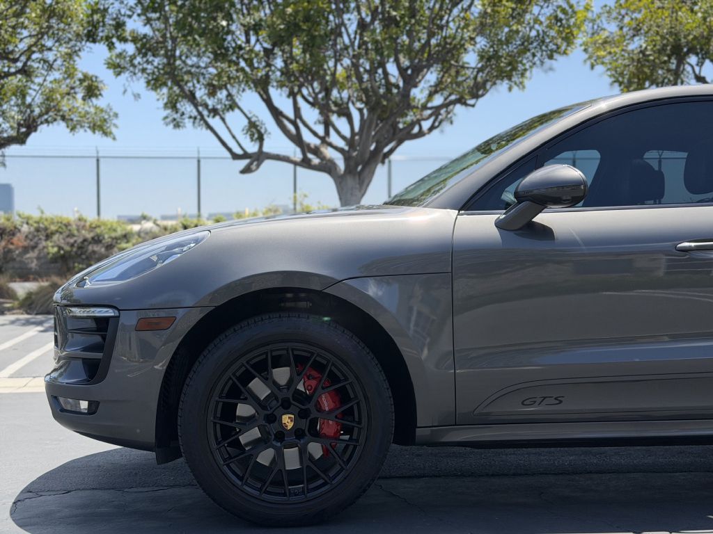 Photo 9 of this PORSCHE MACAN