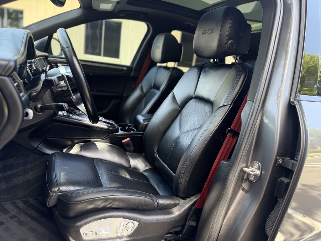 Photo 11 of this PORSCHE MACAN