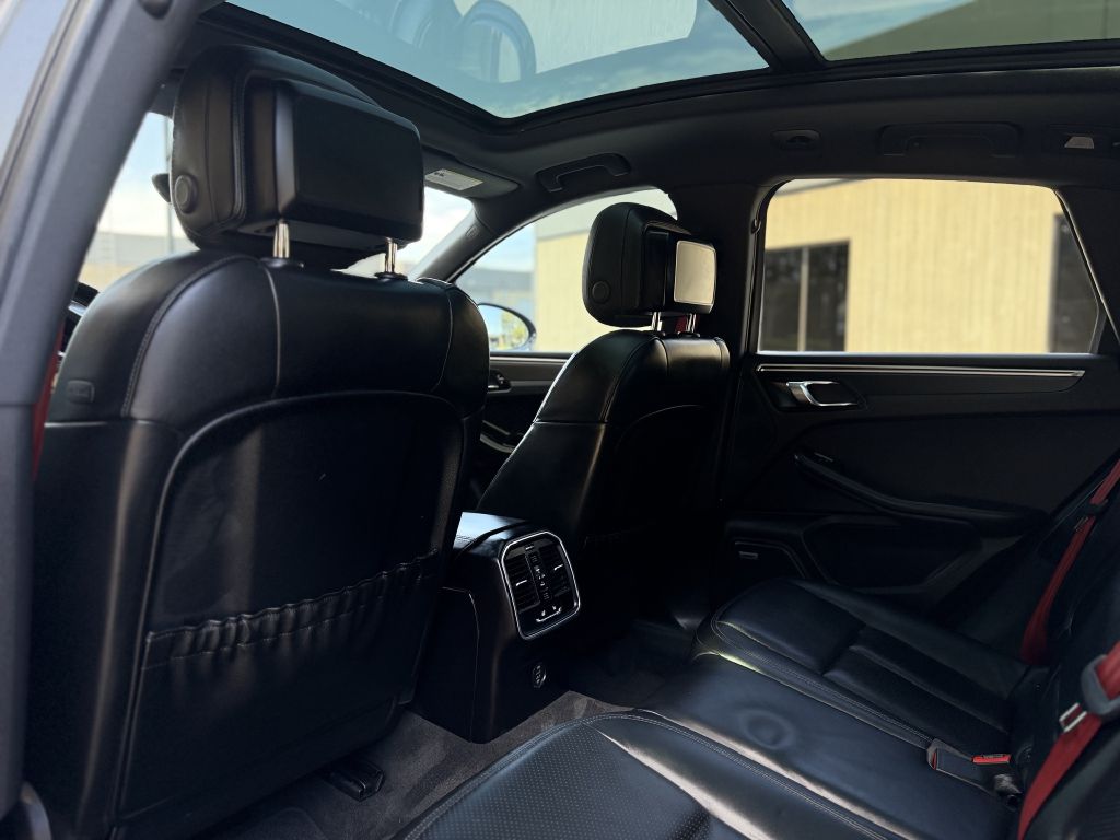 Photo 12 of this PORSCHE MACAN