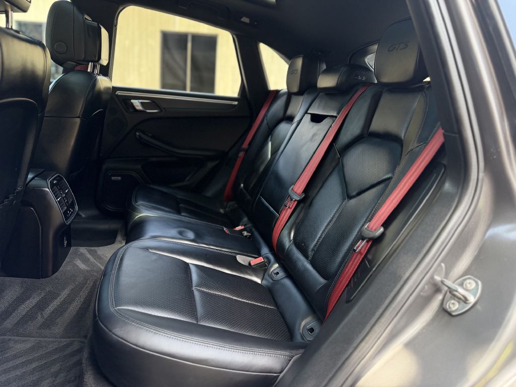Photo 13 of this PORSCHE MACAN