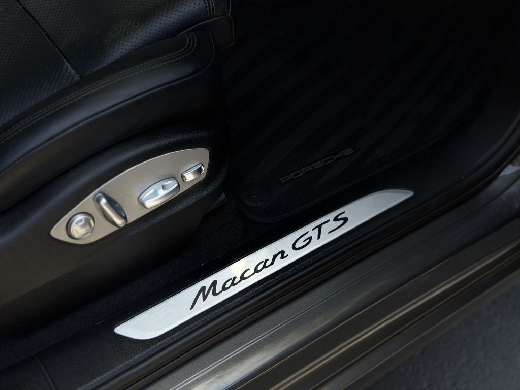 Photo 15 of this PORSCHE MACAN