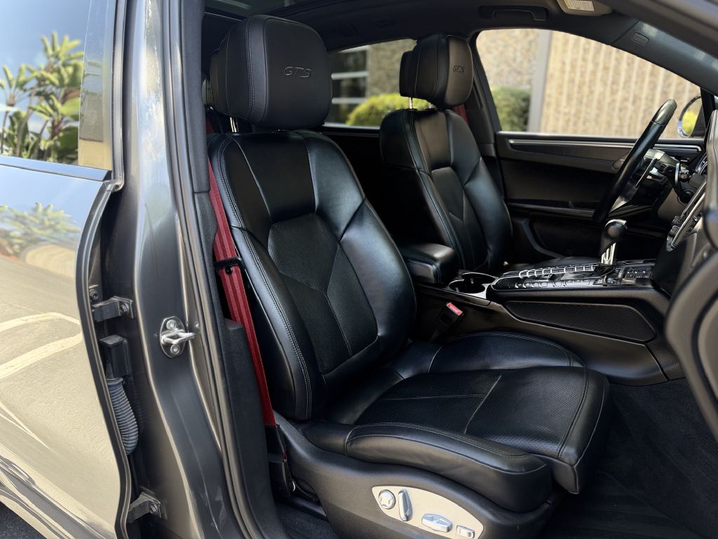 Photo 16 of this PORSCHE MACAN