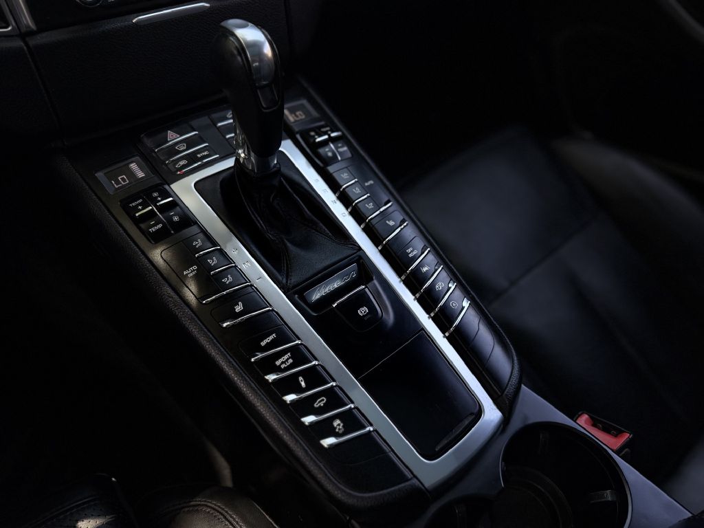 Photo 19 of this PORSCHE MACAN
