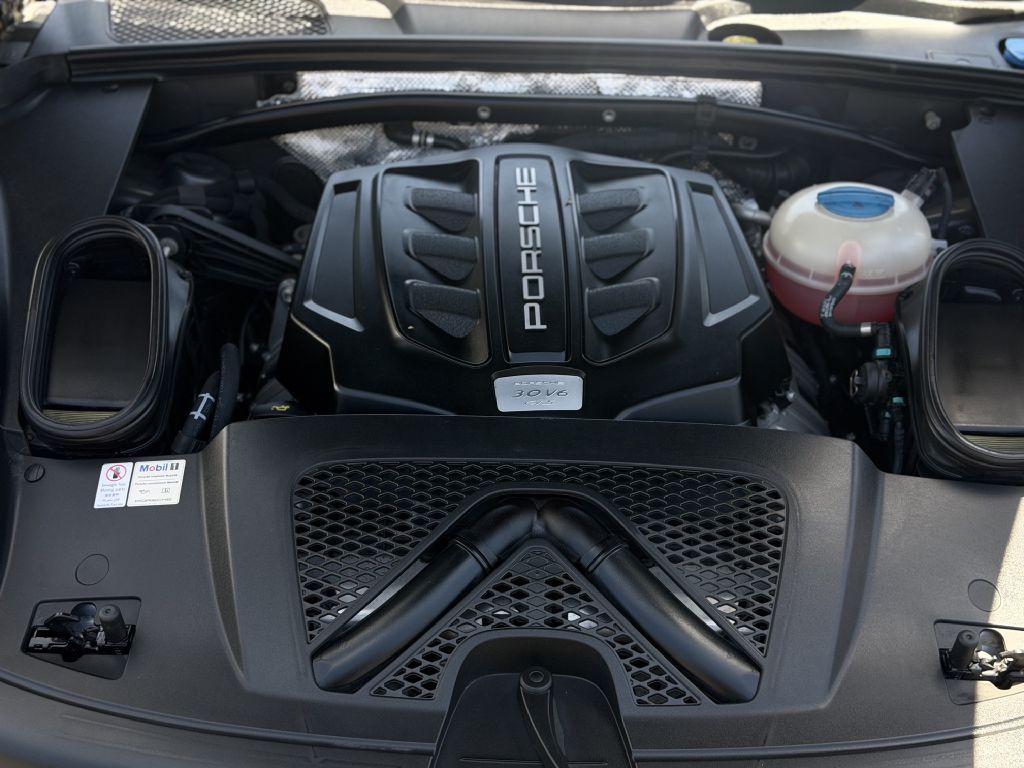 Photo 20 of this PORSCHE MACAN