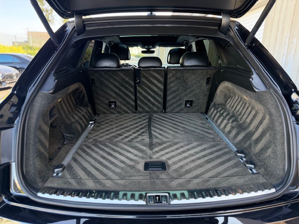 Photo 16 of this BENTLEY BENTAYGA