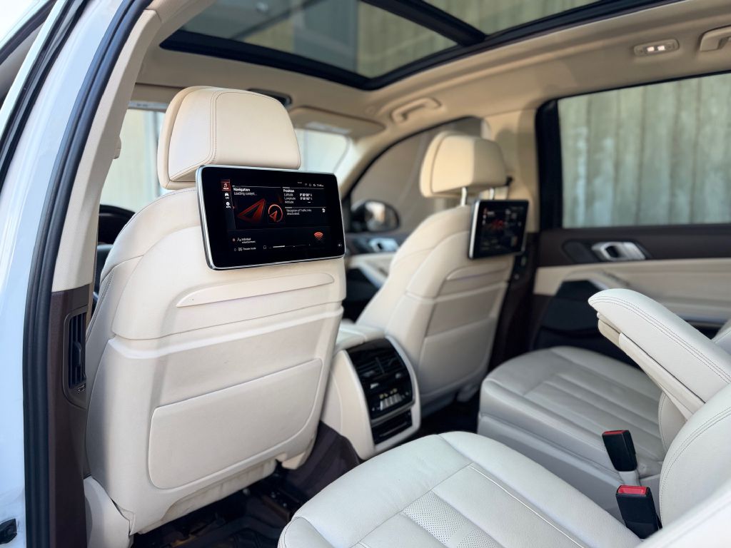 Photo 12 of this BMW X7