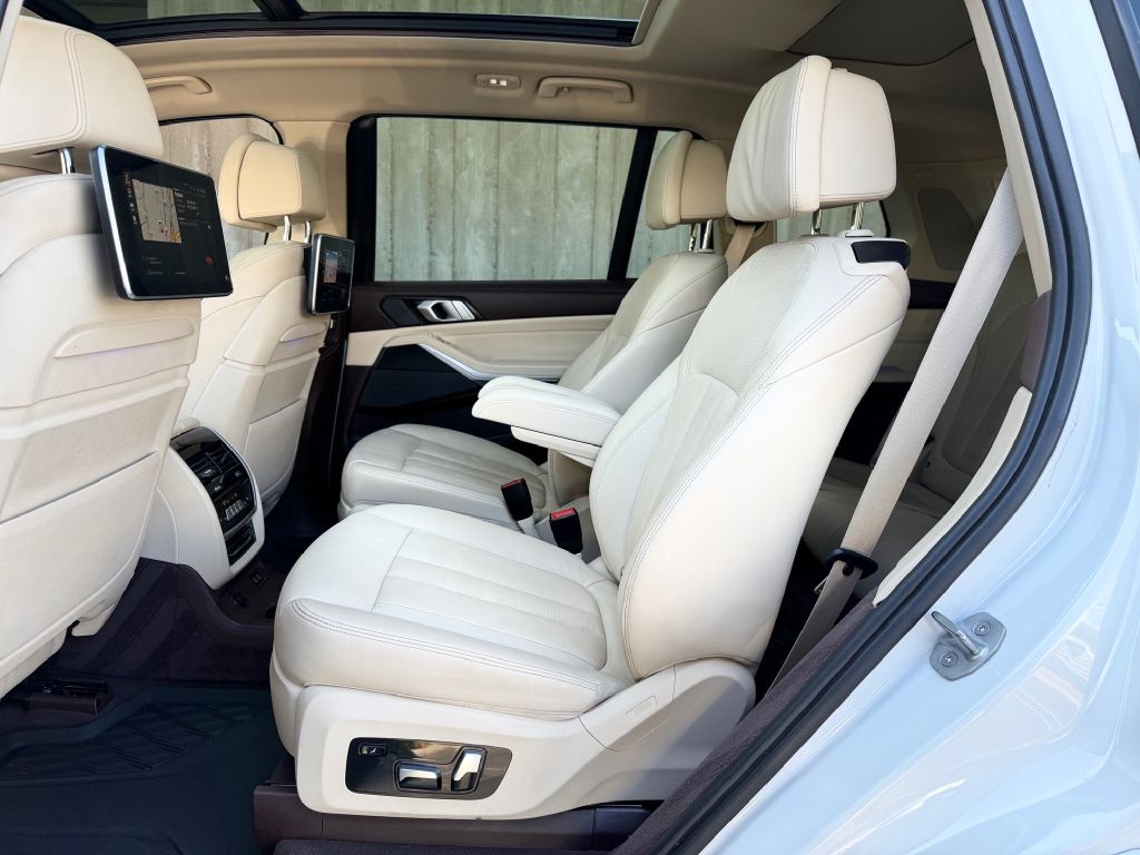 Photo 13 of this BMW X7