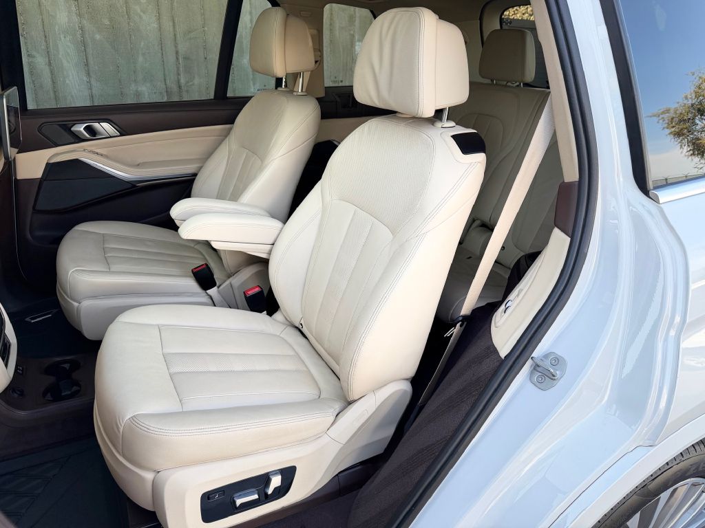 Photo 14 of this BMW X7