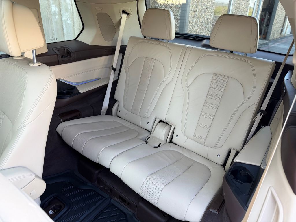 Photo 15 of this BMW X7