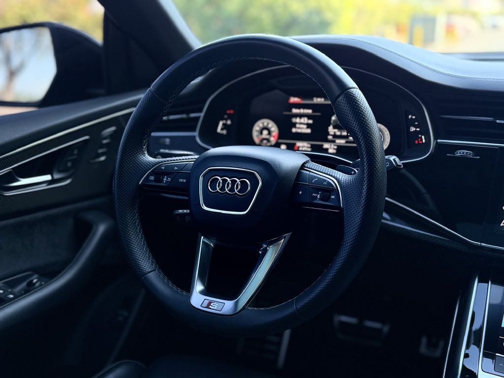 Photo 20 of this AUDI SQ8