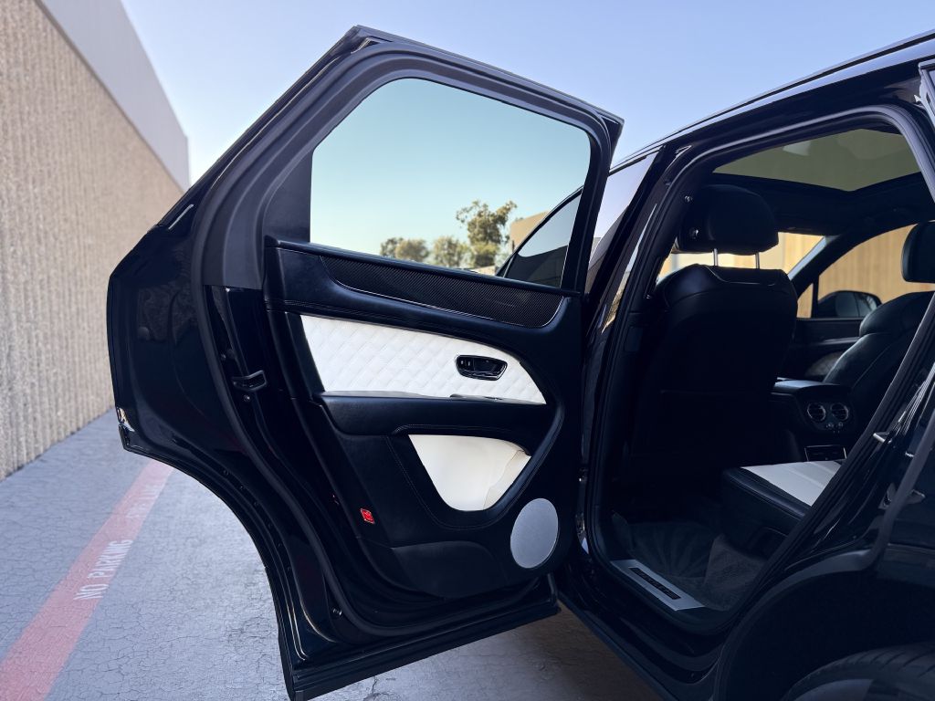 Photo 15 of this BENTLEY BENTAYGA
