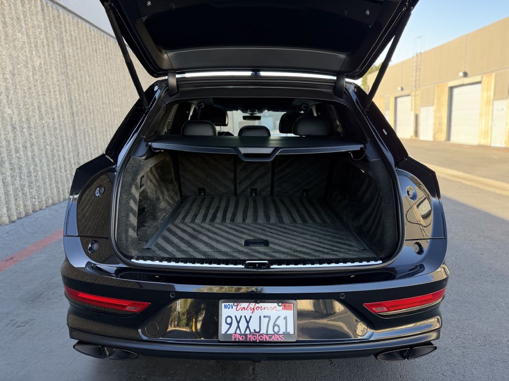 Photo 17 of this BENTLEY BENTAYGA